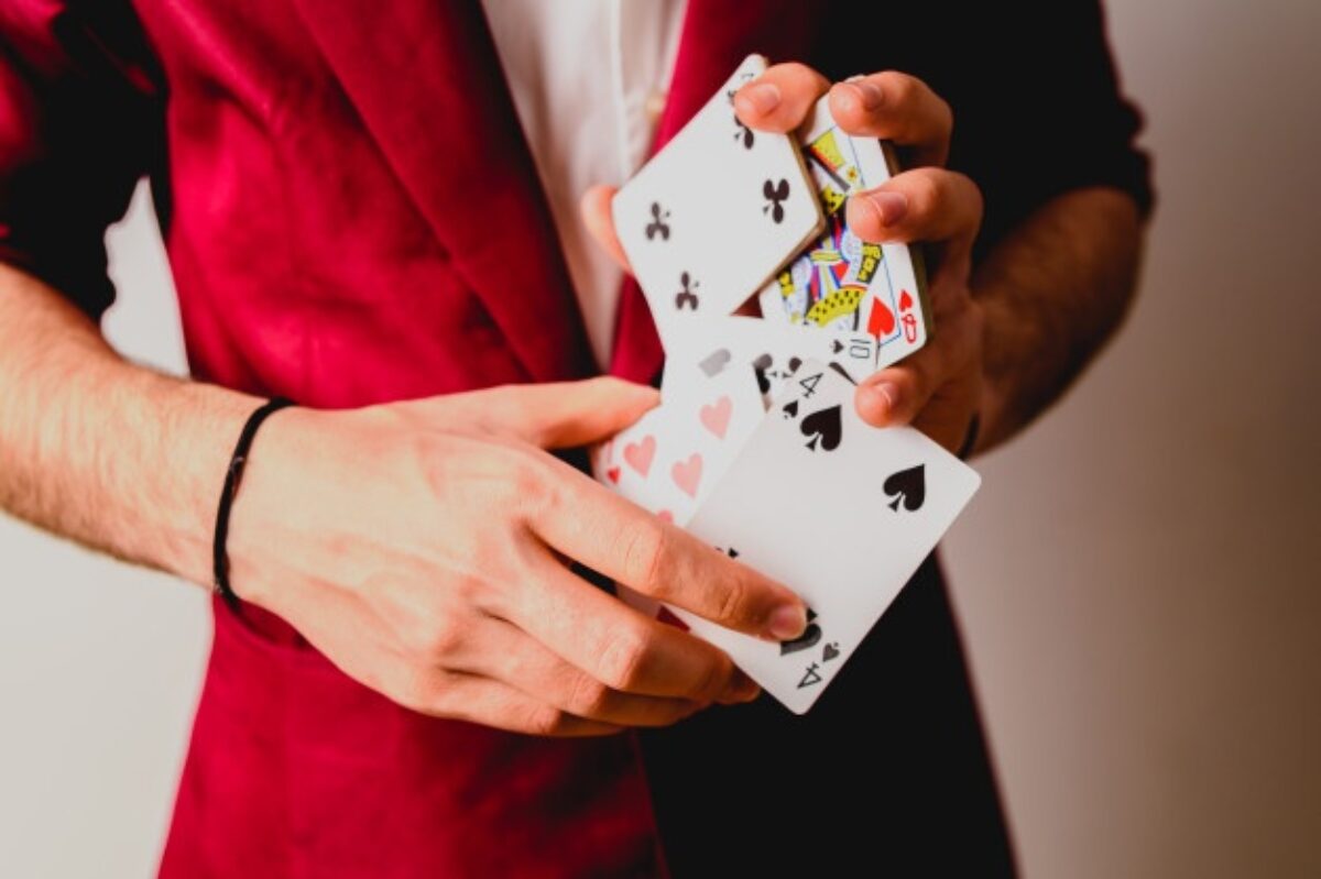 Marchito partícula Corte de pelo 3 trucos de magia con cartas para principiantes |Estoesmagia